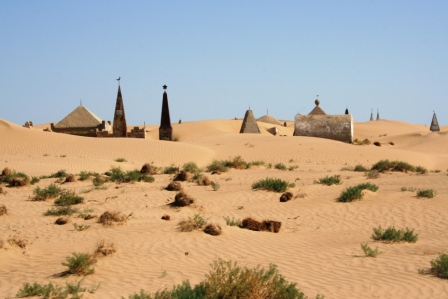 cimitirul satului apropape acoperit de dune