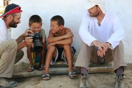 profitam de ocazie pentru a face cateva poze unor copii kazahstanezi